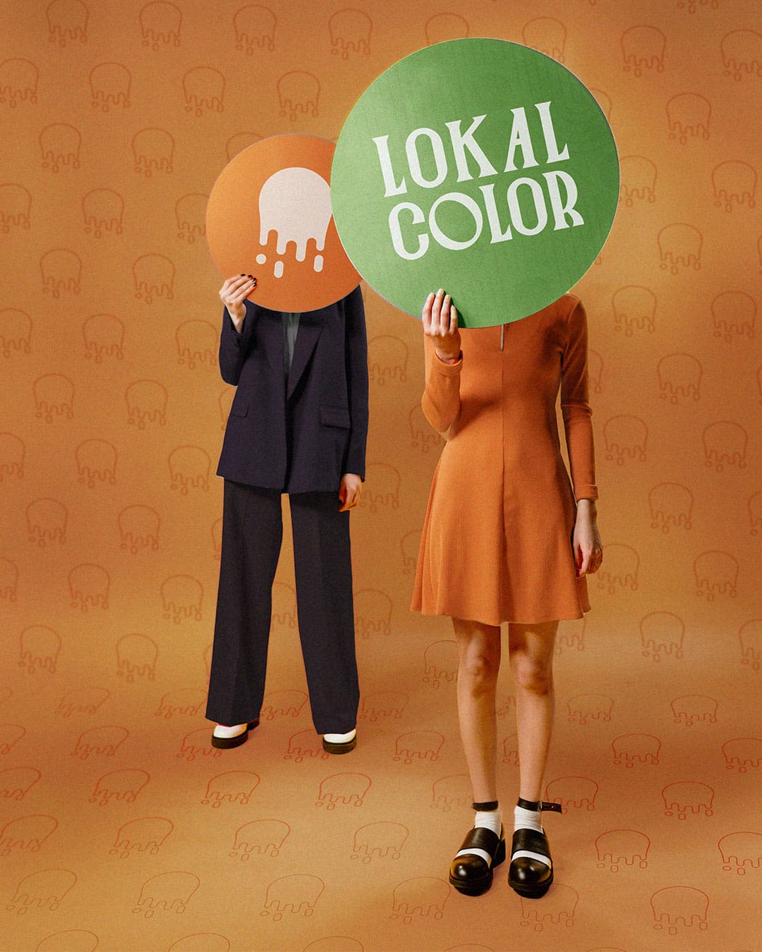 Two models on orange background in brand studio holding Lokal color storytelling signs